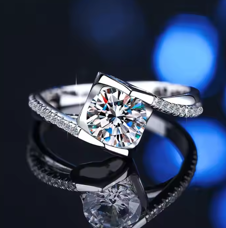 Cœur: 1 Carat D Color VVS1 Moissanite Heart Accent Ring