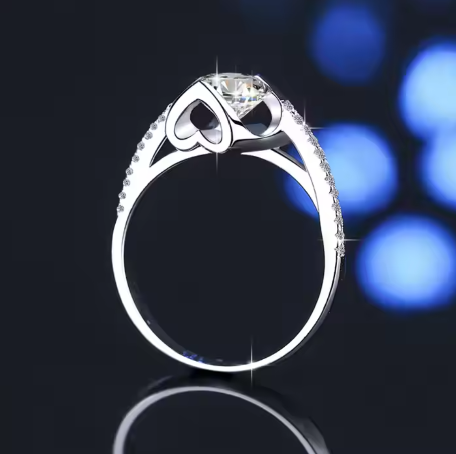 Cœur: 1 Carat D Color VVS1 Moissanite Heart Accent Ring